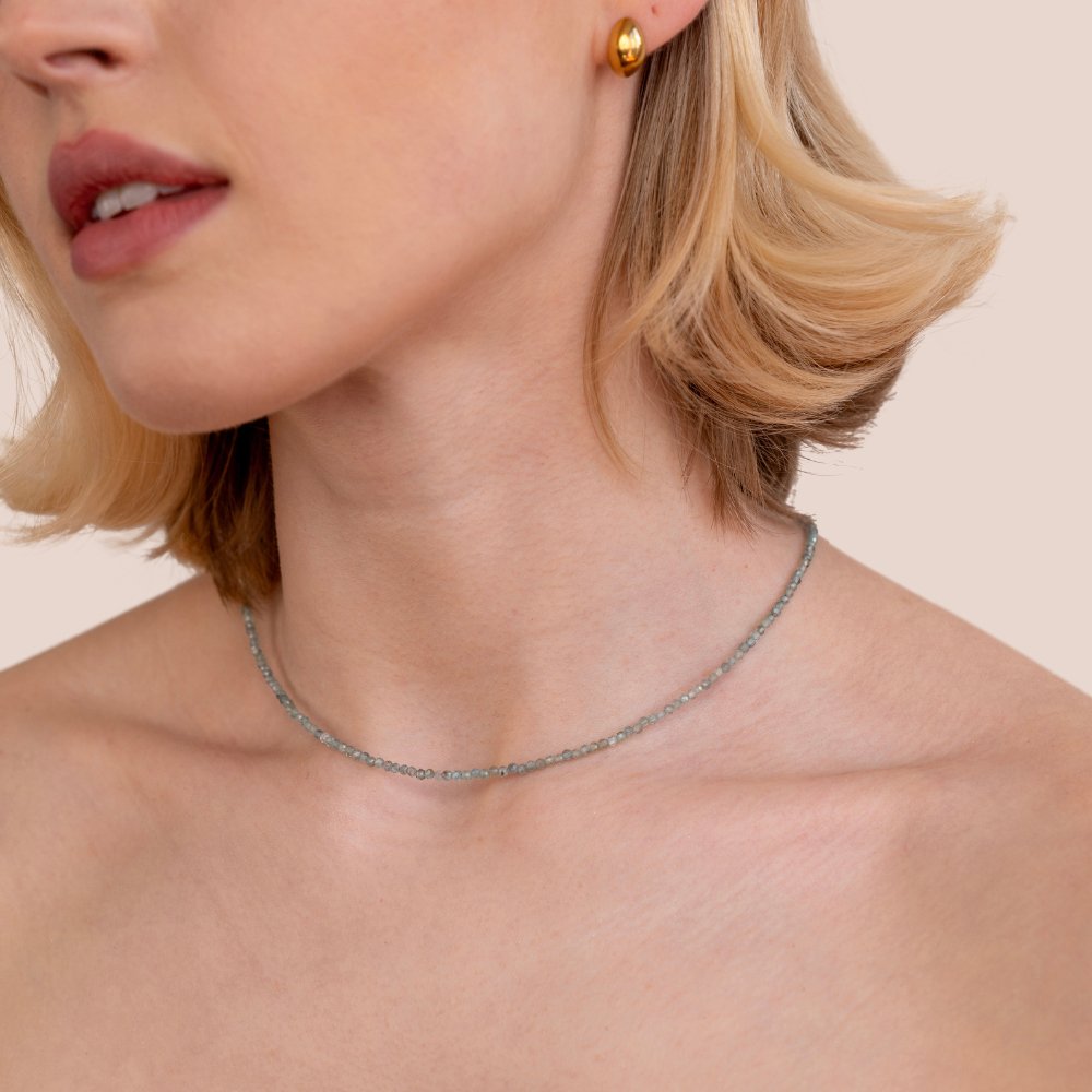 Collar dorado con elegante colgante geométrico - Raúl & Sara Madrid