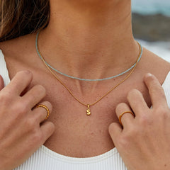 Collar dorado con elegante colgante geométrico - Raúl & Sara Madrid