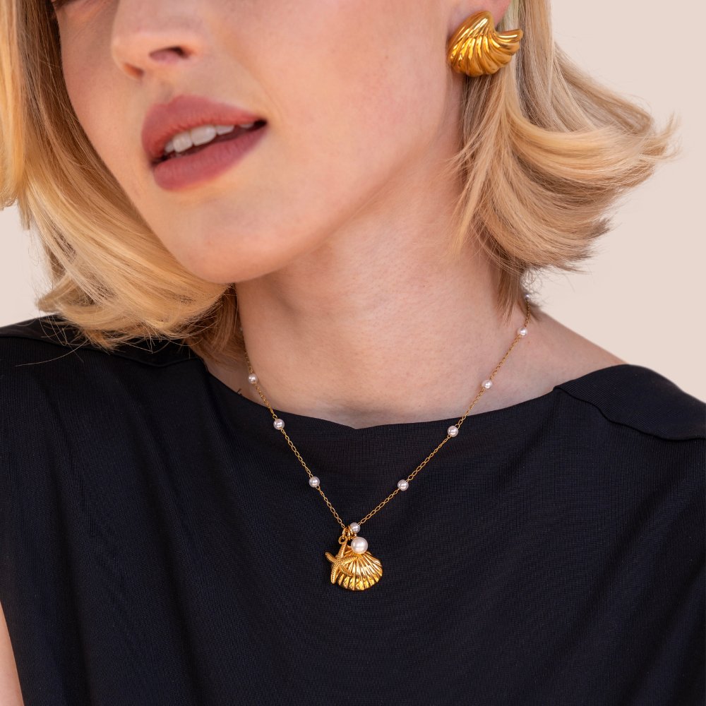 Livia – Collana dorata con pendente a goccia