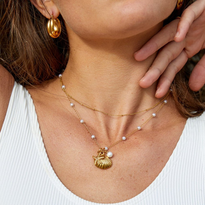 Pavlína – Collar de oro con pequeños cristales.