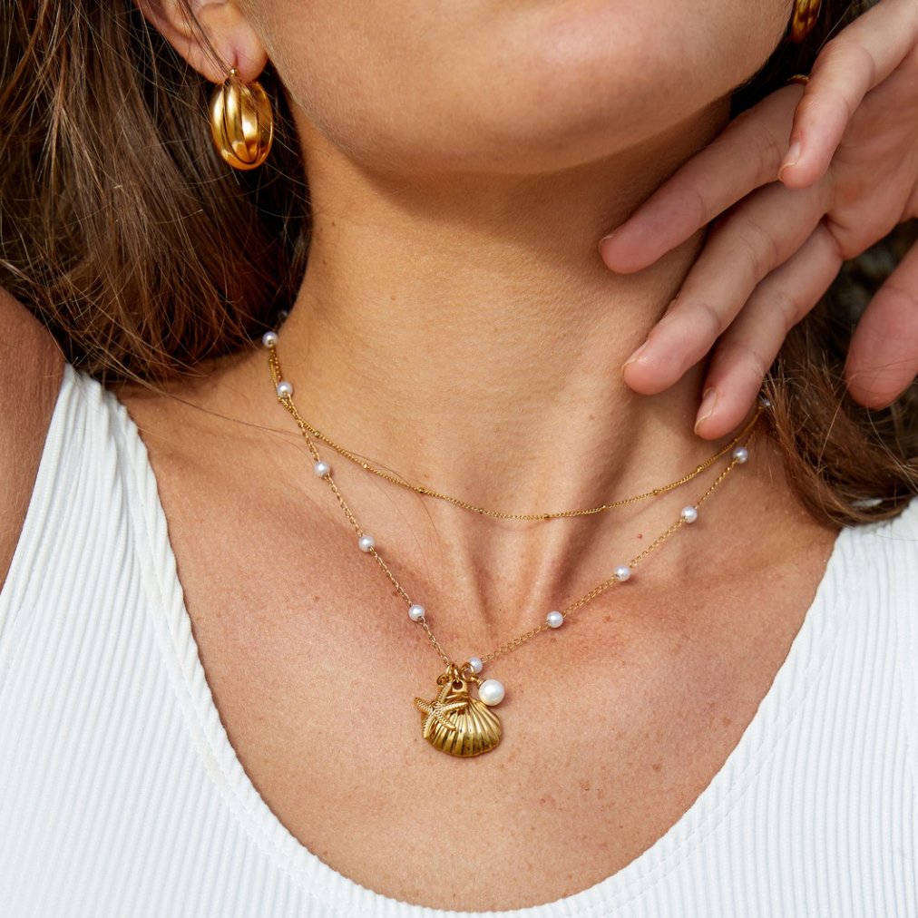 Livia – Collana dorata con pendente a goccia