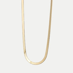 Collar dorado con diseño armonioso - Raúl & Sara Madrid