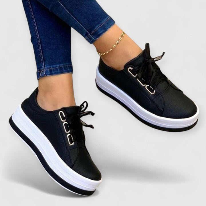 Yoleni | Sneakers
