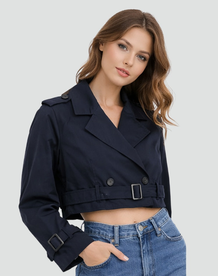 Trench corto de doble botonadura
