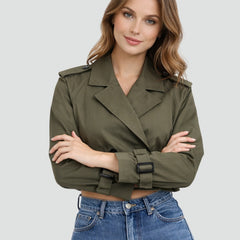 Trench corto de doble botonadura