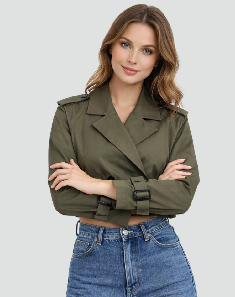 Trench corto de doble botonadura