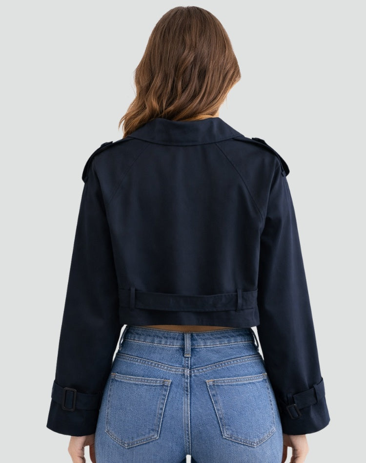 Trench corto de doble botonadura