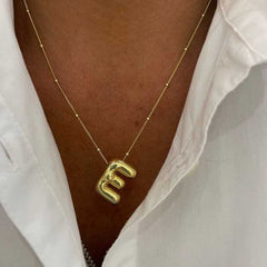 Collar dorado con charm de inicial - Raúl & Sara Madrid