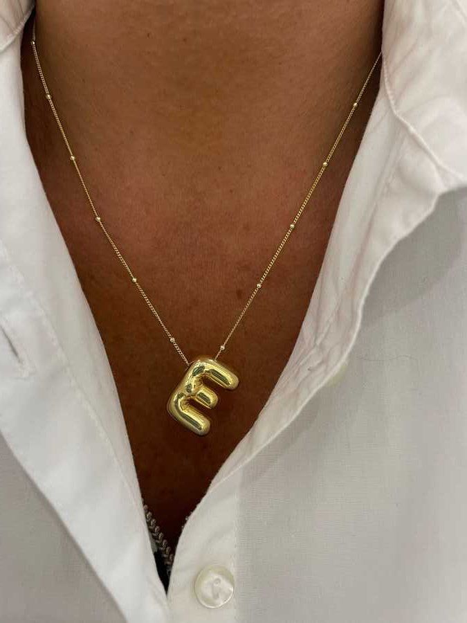 Irena – Collar dorado con charm de inicial
