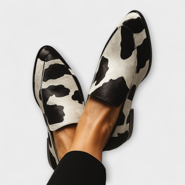 Bibiana™ | Mocasines con Estampado de Vaca y Borlas