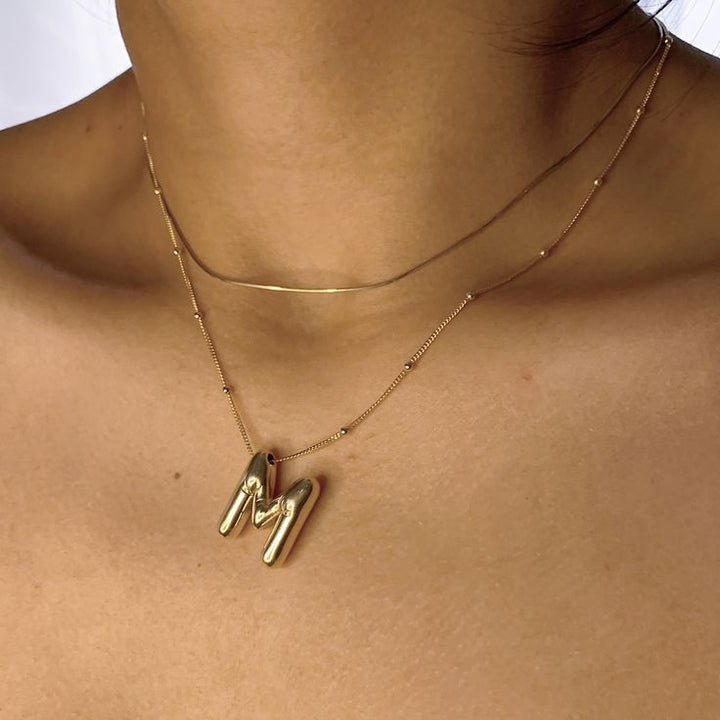 Irena – Collar dorado con charm de inicial