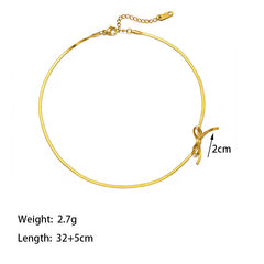 Collar dorado con colgante de inicial - Raúl & Sara Madrid