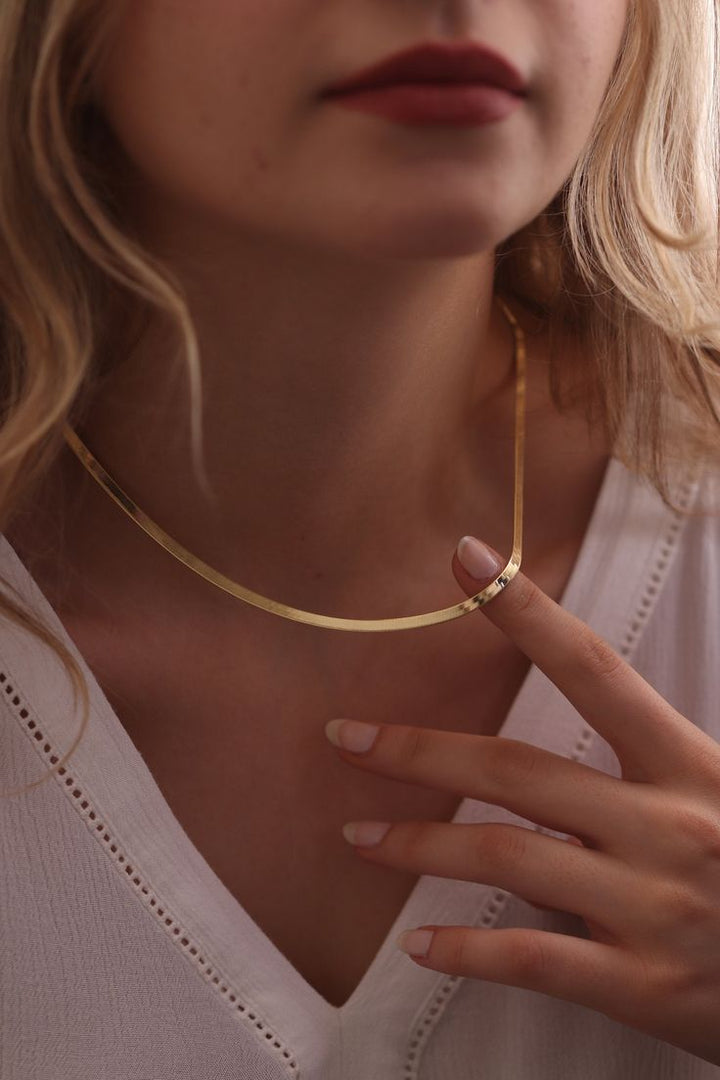 Johana – Elegante collar dorado con diseño armonioso