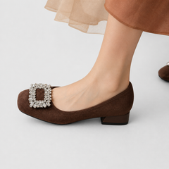 Casimira · Zapato de Ante con Broche de Joya y Tacón de Bloque - Raúl & Sara Madrid