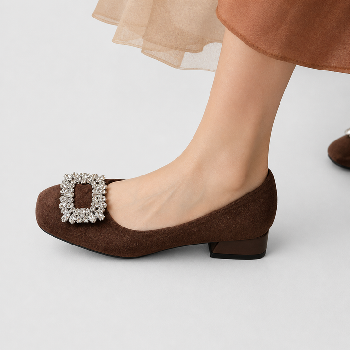 Casimira™ | Zapato de Ante con Broche de Joya y Tacón de Bloque