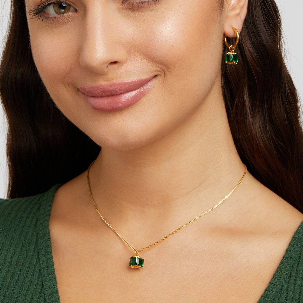 Katharina – Collar dorado con gema verde