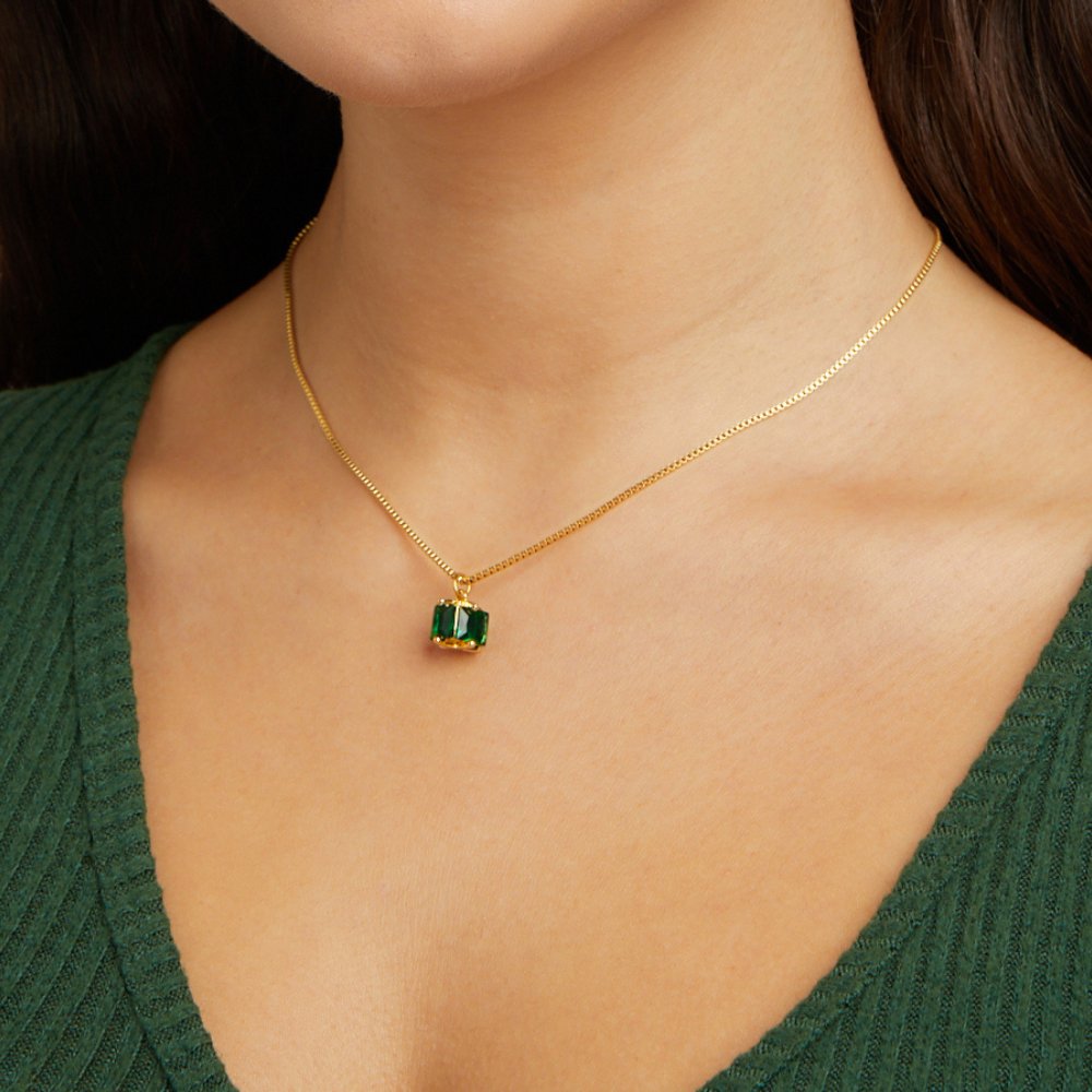 Katharina – Collar dorado con gema verde