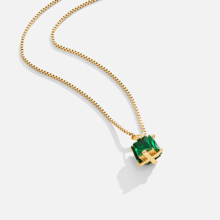 Katharina – Collar dorado con gema verde