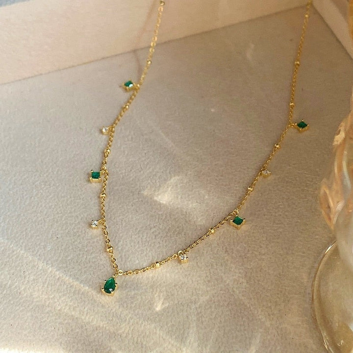 Marta – Collana dorata con ciondolo verde