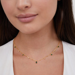 Collar dorado adornado con perlas - Raúl & Sara Madrid