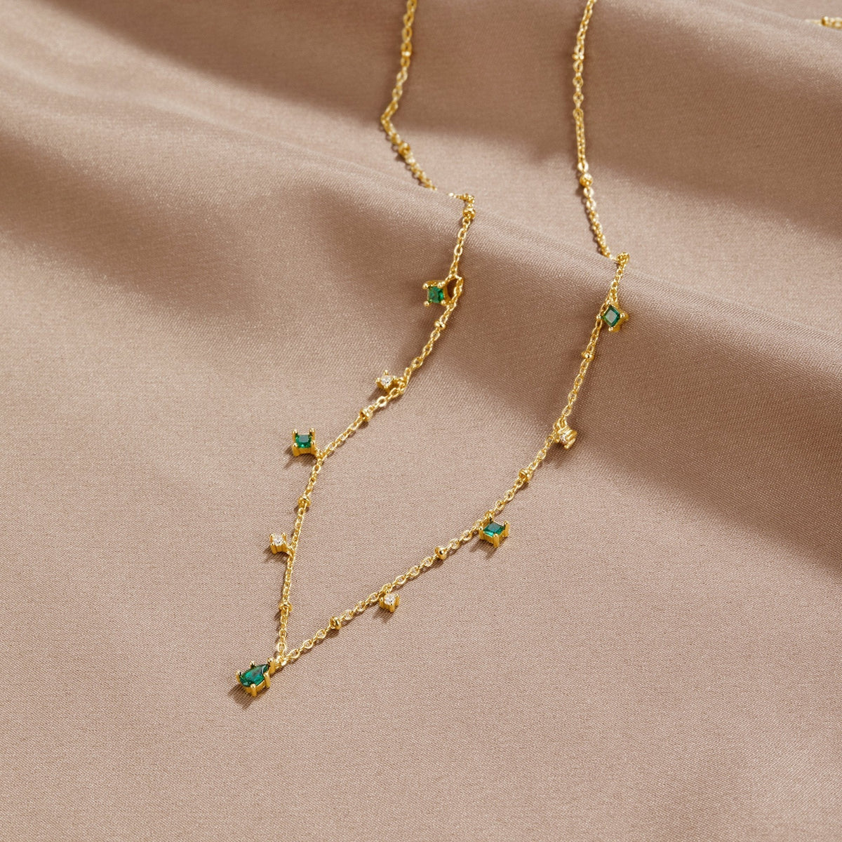 Collar dorado adornado con perlas - Raúl & Sara Madrid