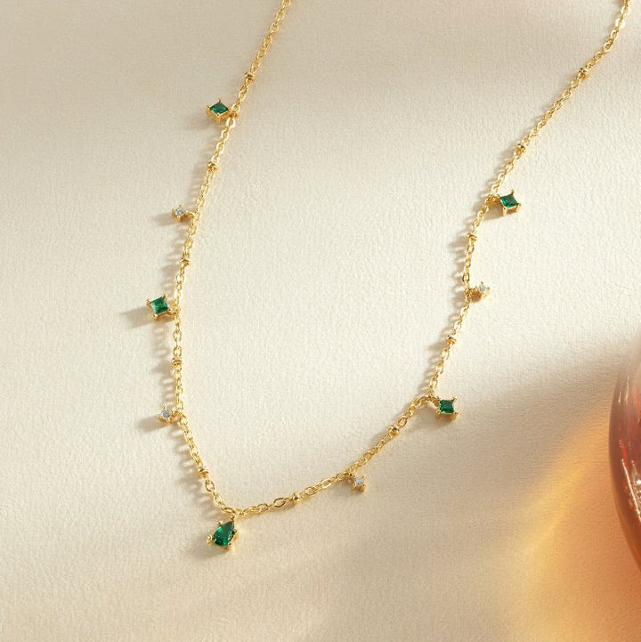 Marta – Collana dorata con ciondolo verde