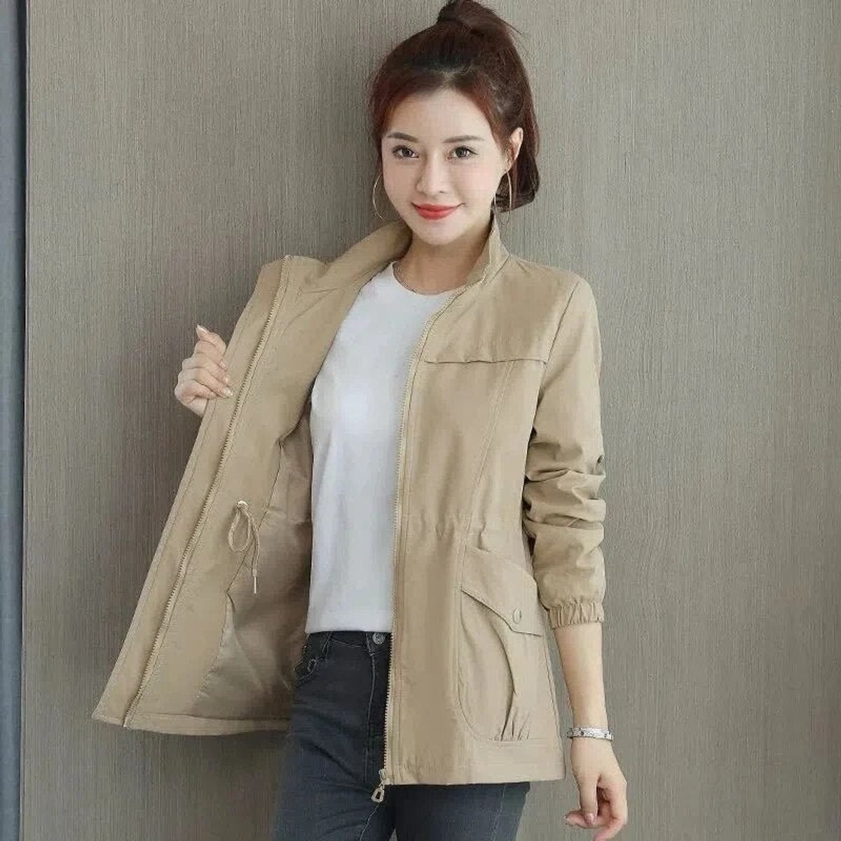 Chaqueta militar con cintura ajustable