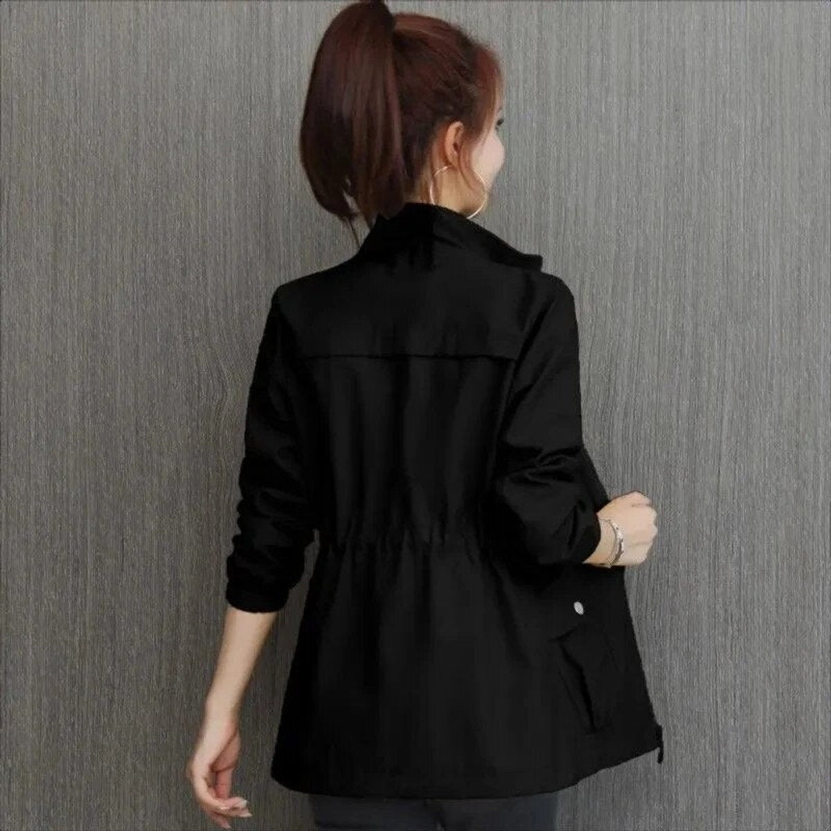 Chaqueta militar con cintura ajustable