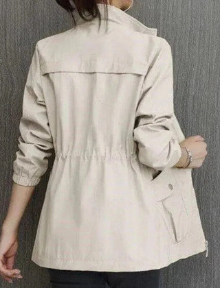 Chaqueta militar con cintura ajustable