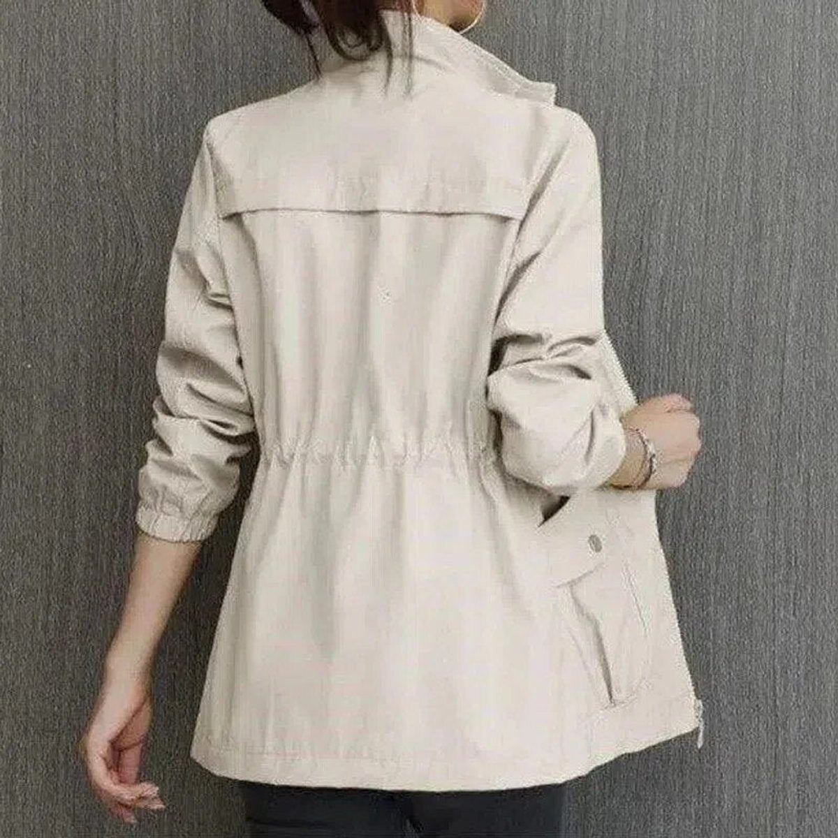 Chaqueta militar con cintura ajustable
