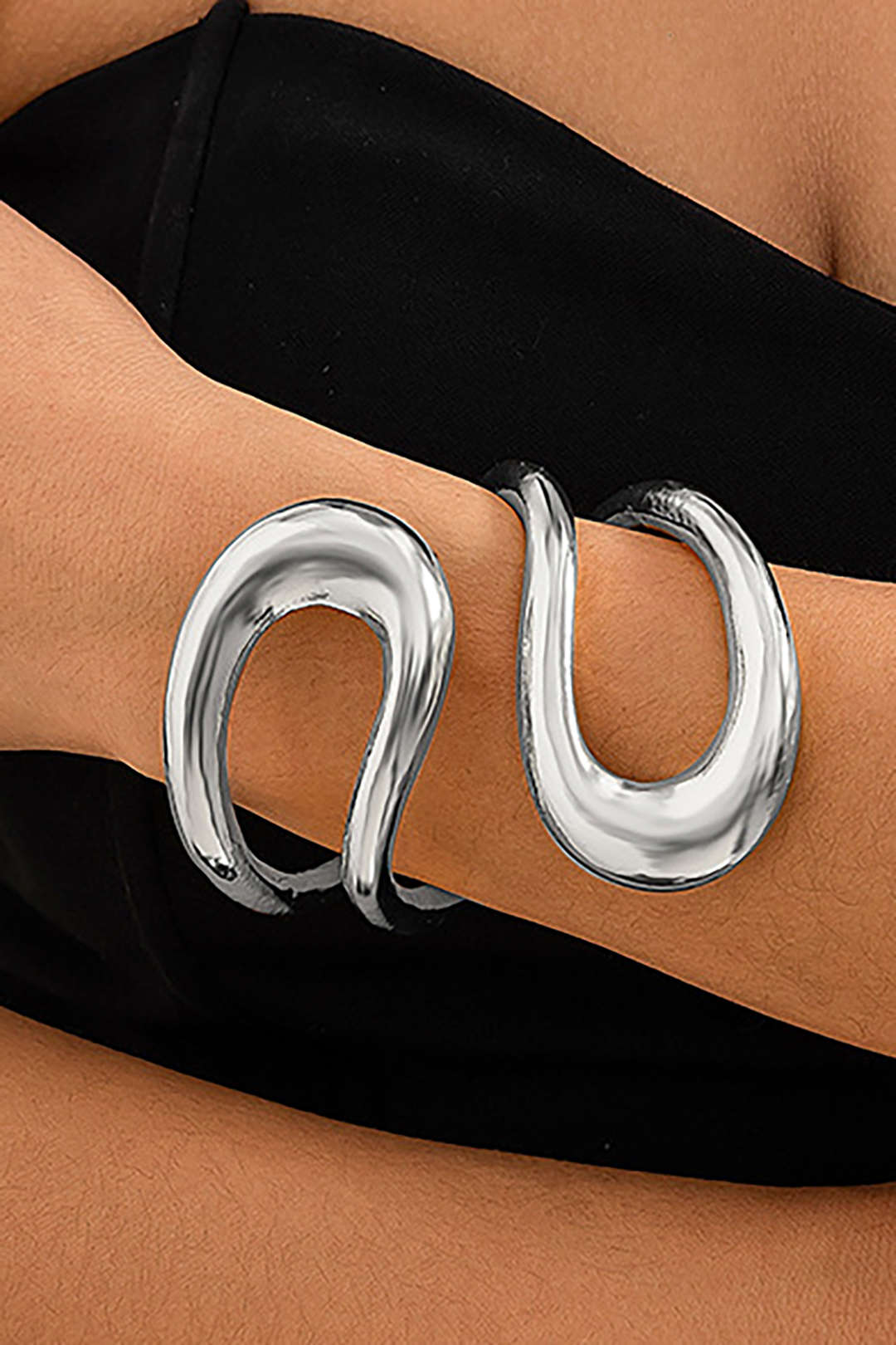 Pulsera Asimétrica con Diseño Recortado
