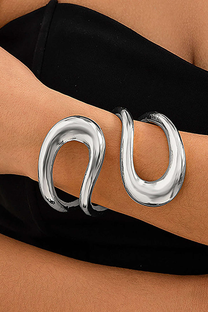 Pulsera Asimétrica con Diseño Recortado