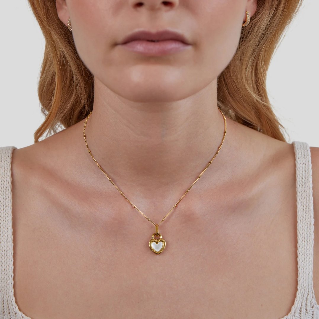Monika – Péndulo en elegante gota de oro cálido.