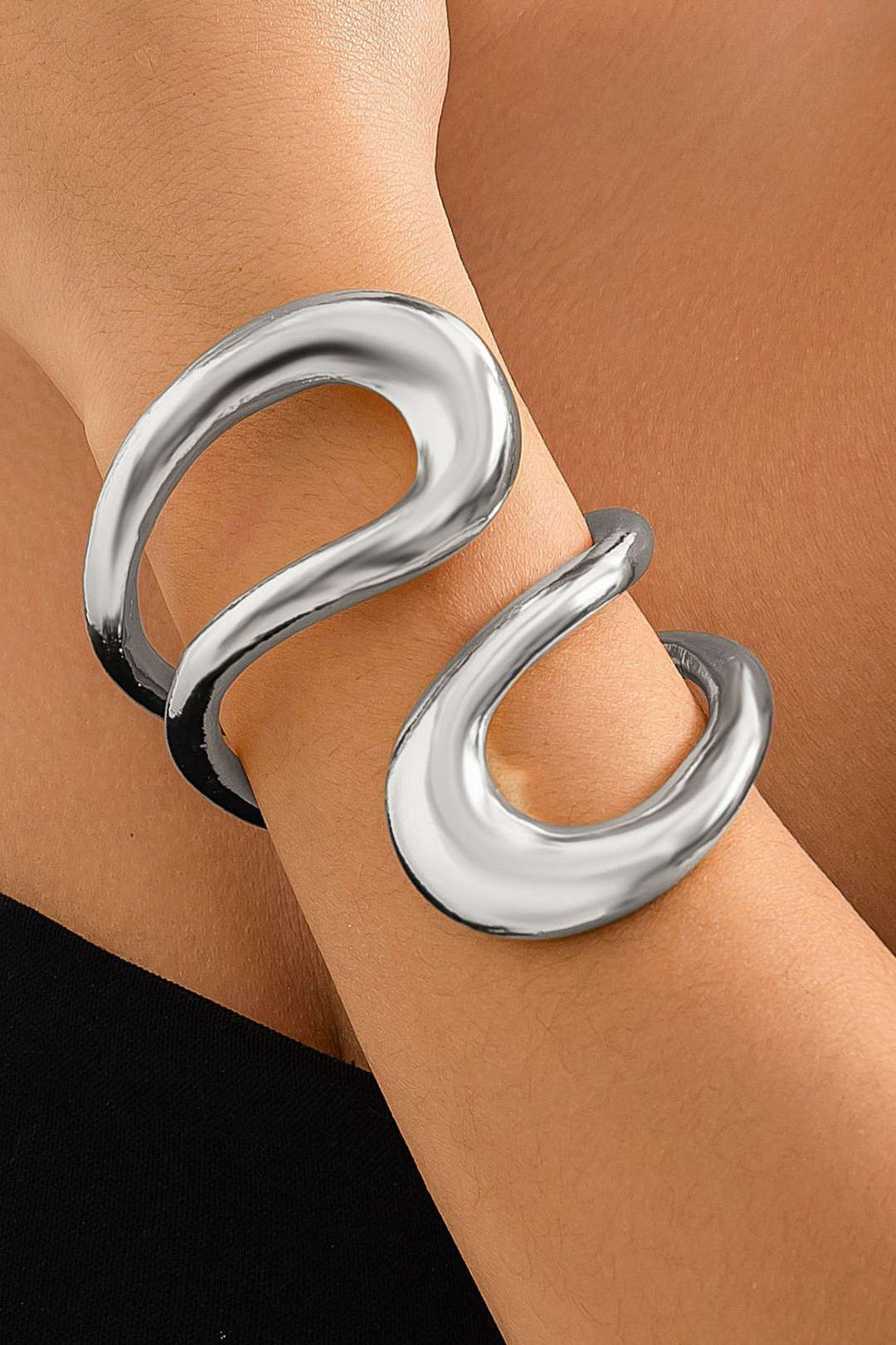 Pulsera Asimétrica con Diseño Recortado