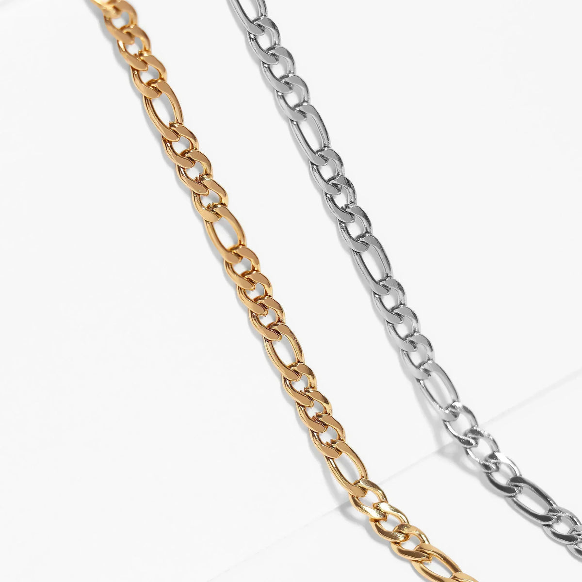 Collar dorado de diseño minimalista con eslabones - Raúl & Sara Madrid