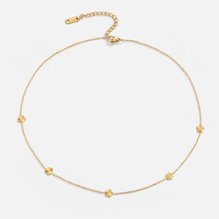 Kathrin – Collar con sutiles toques de color.