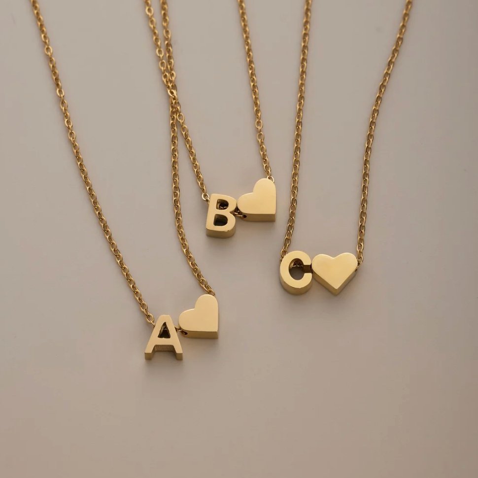 Nina - Collares dorados con diseño en V.