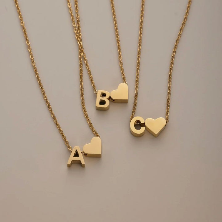 Nina - Collares dorados con diseño en V.
