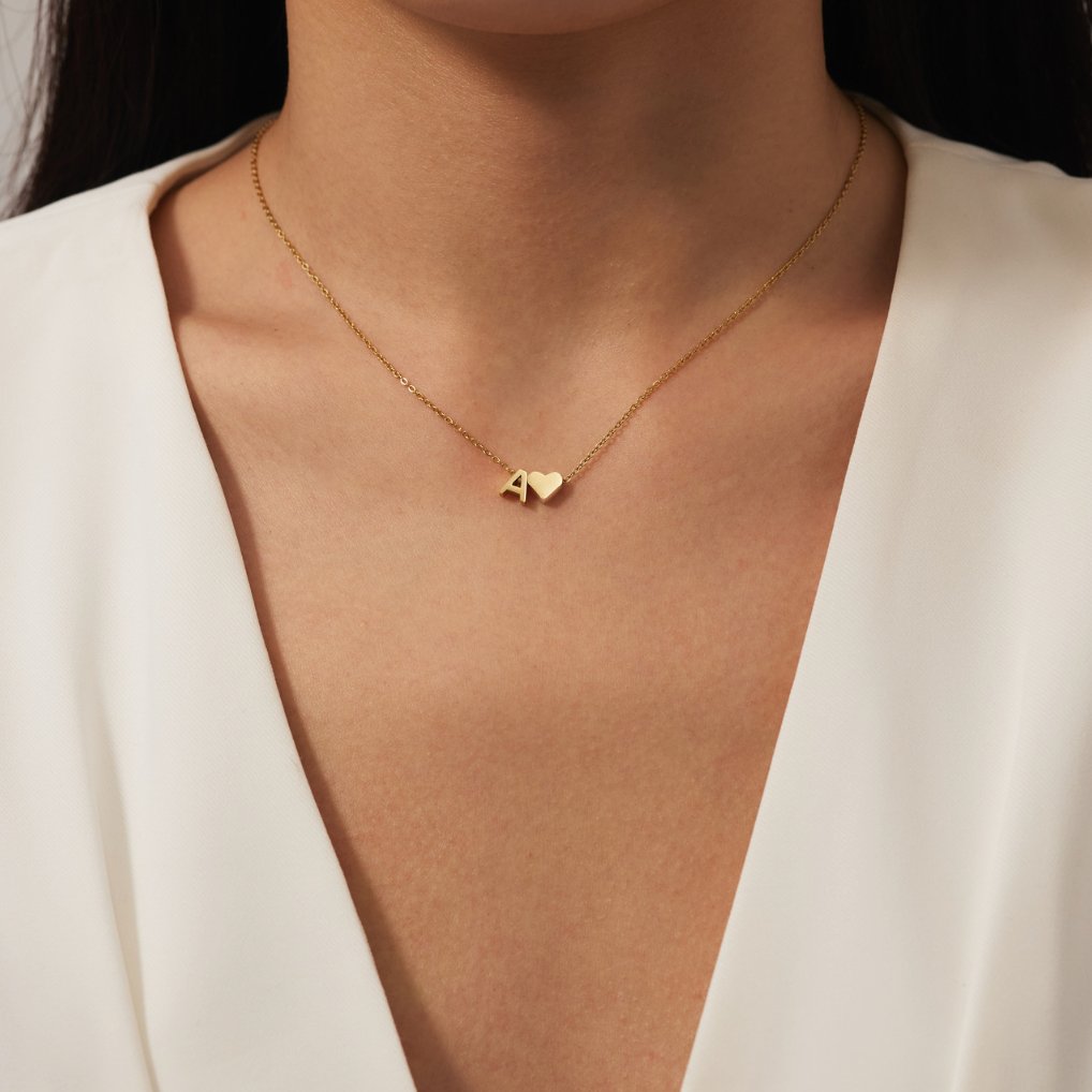 Nina – Collar dorado en diseño de V