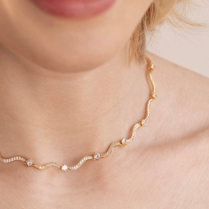 Josefina – Collana dorata con design organico