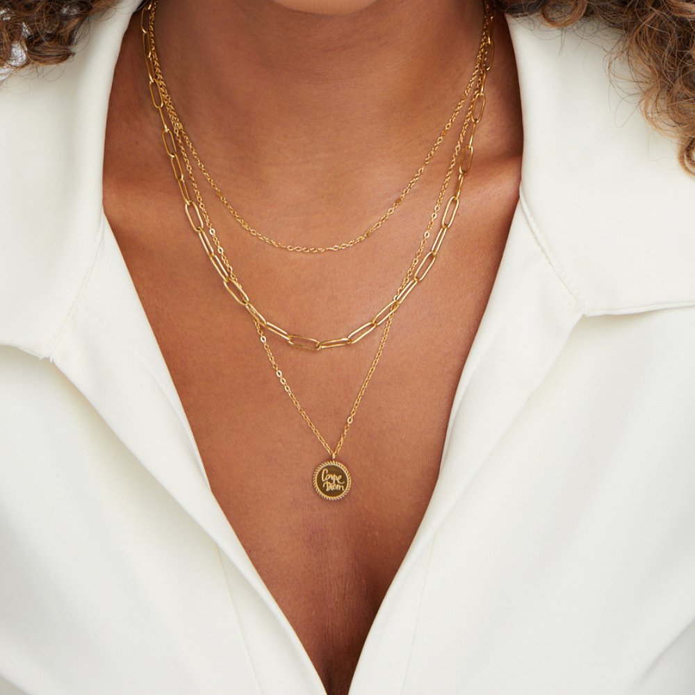 Collar dorado multicapas con un diseño elegante y delicado. - Raúl & Sara Madrid