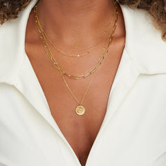 Collar dorado multicapas con un diseño elegante y delicado. - Raúl & Sara Madrid