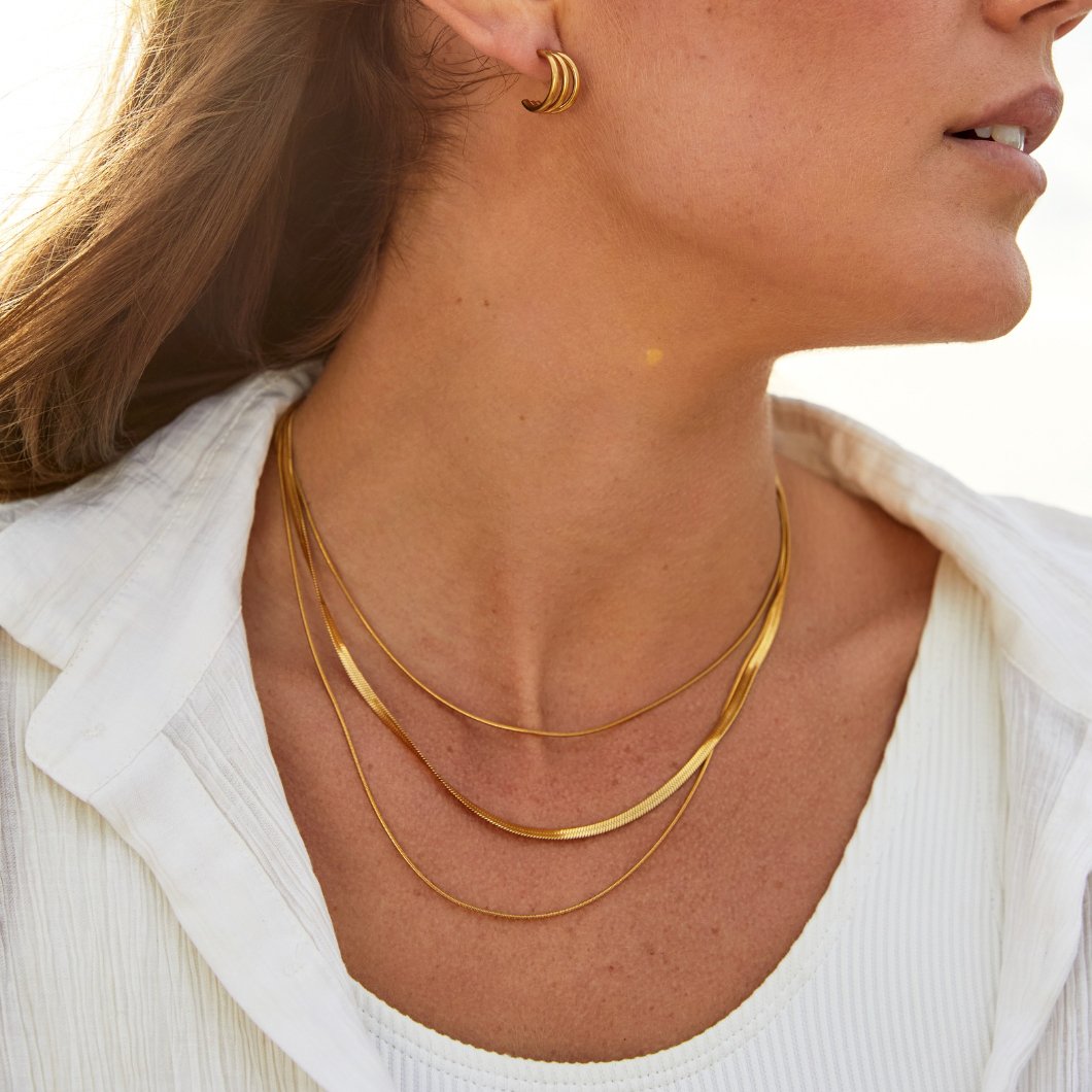 Collar dorado con elegante piedra - Raúl & Sara Madrid