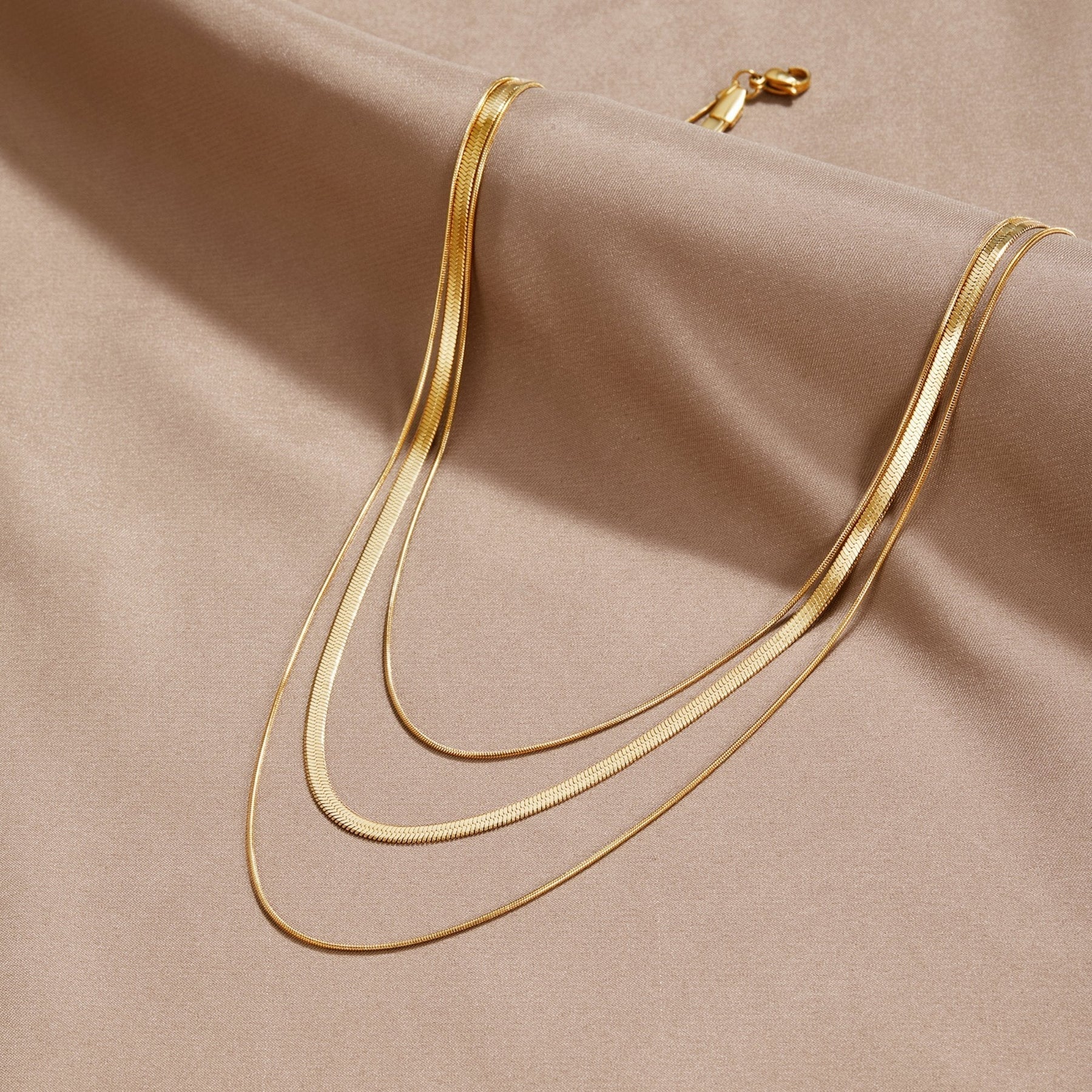 Collar dorado con elegante piedra - Raúl & Sara Madrid