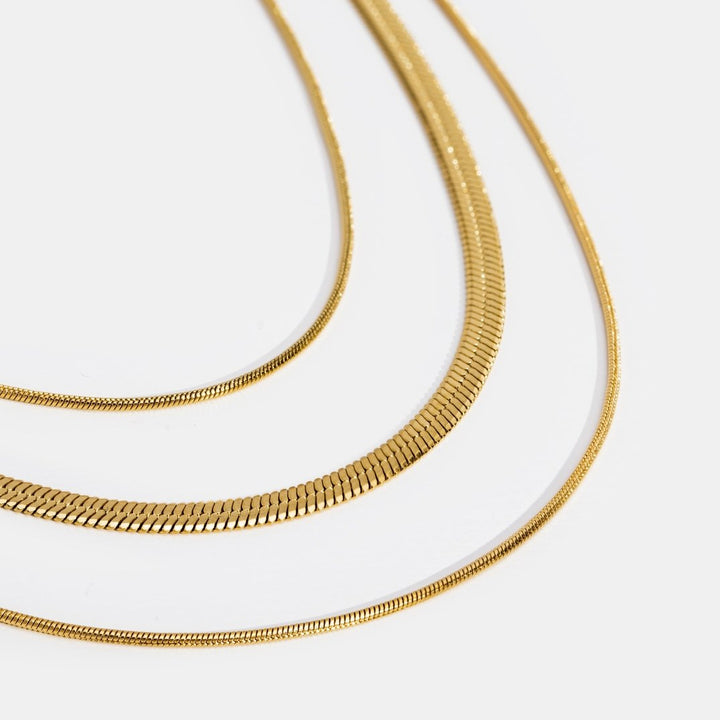 Antonie – Collar de oro de múltiples capas con diseño transparente.