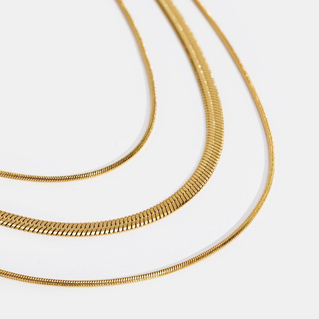 Collar dorado con elegante piedra - Raúl & Sara Madrid