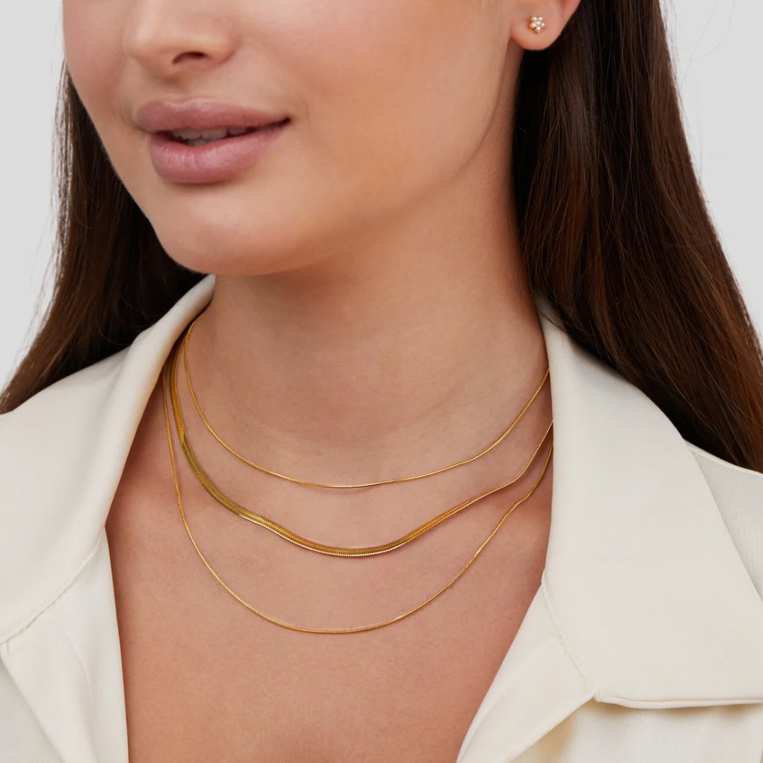 Collar dorado con elegante piedra - Raúl & Sara Madrid