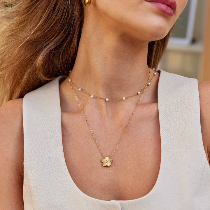 Isabela – Collar circular de oro con un elegante colgante.