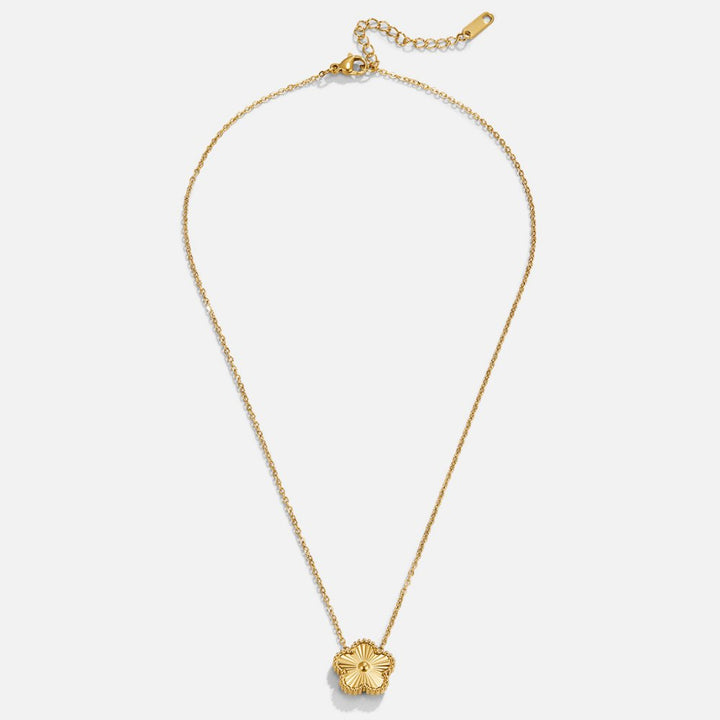 "Collar Dorado de la Suerte" can be rewritten as "Collar de la Suerte en Dorado".