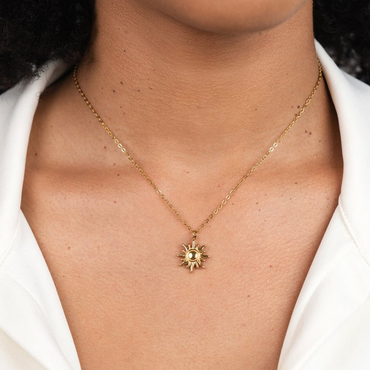 Ronja – Collana dorata con pendente a forma di fiore